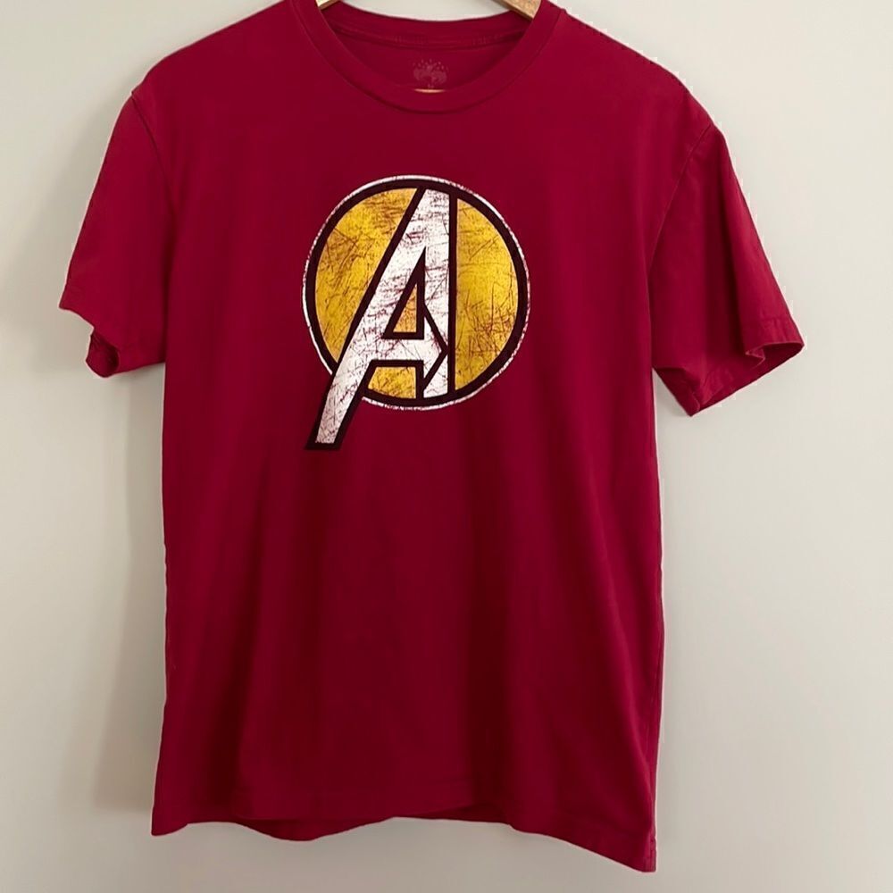 MARVEL  Captain America tee red M